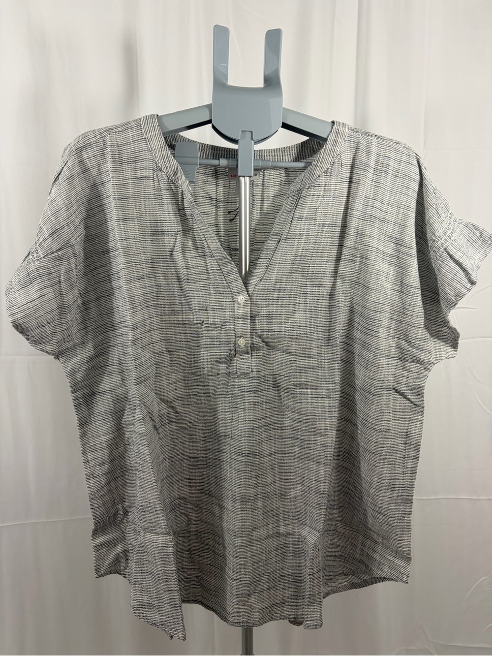 NWT Liz Claiborne Women’s Size XL Relaxed Gray Textured V-Neck Women's Top
